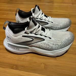 Women’s Brooks Glycerin Strealthfit GTS 21, size 8.5
